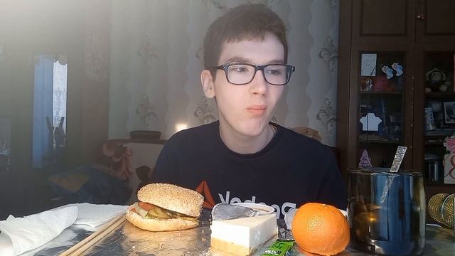 МУКБАНГ?ЗАПЕЧЁННЫЕ РОЛЛЫ?ЧИКЕНБУРГЕР?ЧИЗКЕЙК ?ЧАЙ☕️МАНДАРИН?ХОЧУ ЛИ Я ПОЙТИ УЧИТЬСЯ НА КОГО НИБУДЬ? смотреть онлайн