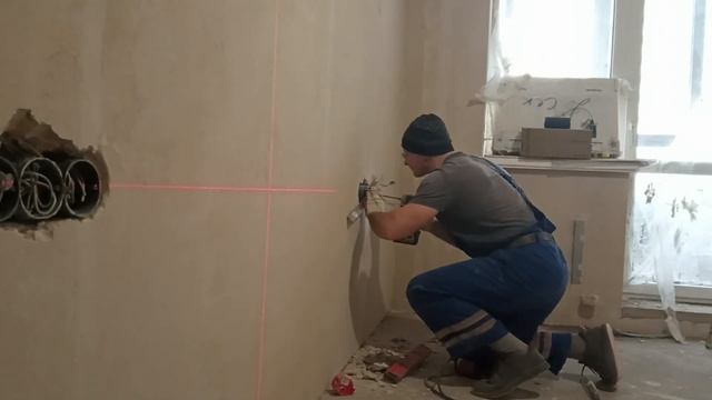 Переношу подрозетники для розеток. Устанавливаю коробки для розеток.