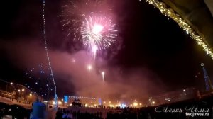 Праздничный салют в честь нового 2015 года на главной площади города Инта