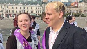 VL.ru - Выпускники школ Владивостока искупались в сухом фонтане на центральной площади