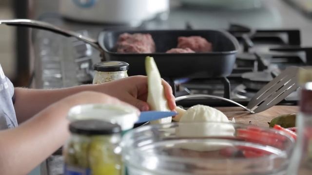 Jamie Oliver watches 9-year-old cook his burgers смотреть онлайн