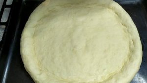 Итальянская пицца "Чоризо" на пышном тесте.