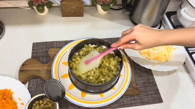 Оливье с курицей слоями. Салат на праздник/Olivier with chicken layers. Salad for the holiday
