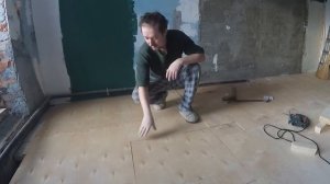 Делаем люк в подпол и протопываем фанеру.