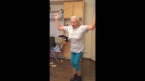 Бабушка прыгает на скакалке