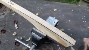 Самодельная рогатка с ложечным спусковым крючком