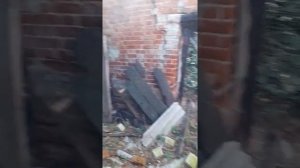 Раньше строили дома из чего могли: из глины, камня кирпича. Заброшенный дом.