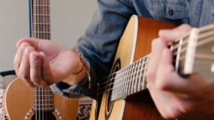 ВЫПУСК 1 : Как играть "щелчок" по струнам ( Блог Гитариста )