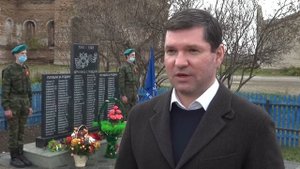 Сергей Буяков на открытии памятника в селе Кирды Красноармейского района