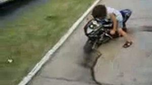 девка на мопеде дает жару
