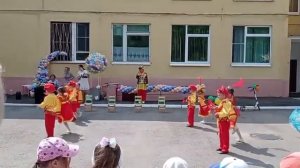 Танец «Балалаечка» - танцуют дети старшей группы.