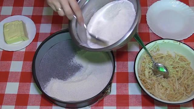 Варшавский насыпной пирог с яблоками и манкой