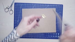 Как прикрепить ножку к задней части фоторамки. Мастер-класс Скрапбукинг для начинающих
