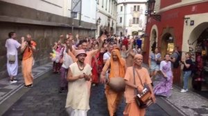 Экстатическая Харинама в Праге, Чехия Е.М. Нанда Бихари пр. Дневник Санкиртаны 26.06.2022