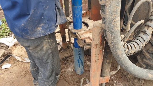 Процесс обсадки скважины пластиковыми трубами на малогабаритной буровой. смотреть онлайн