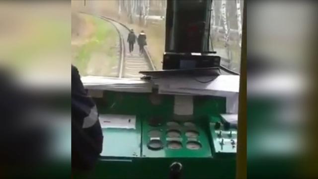 Две Курицы идут по рельсам игнорируя поезд! смотреть онлайн