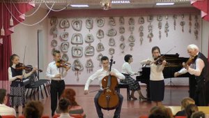 Бах. Менуэт, исполняет ансамбль скрипачей Каркачёва В.Л.