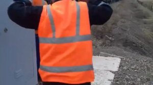 Путеец танцует под стук колес поезда ?