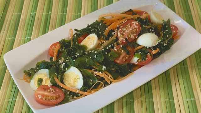 Салат с водорослями вакаме и перепелиными яйцами смотреть онлайн