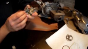 Колхозная притирка привалочной поверхности головки цилиндра и карбюратора двигателя V-50 Карпаты.