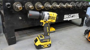 POWER  STACKING - DeWalt DCF921 ATOMIC Impact Wrench Review [5Ah vs. PowerStack]