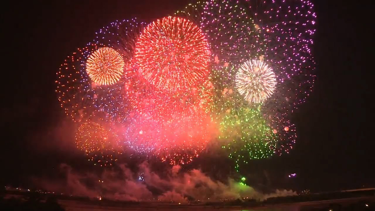 Салют в Самаре 9 мая 2018 на площади Куйбышева.
