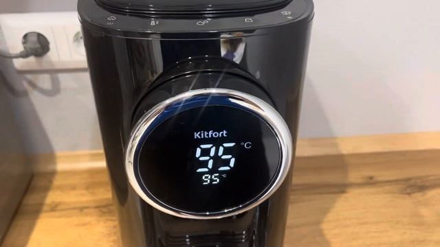 Наливаю кипяток из термопота Kitfort KT-2516