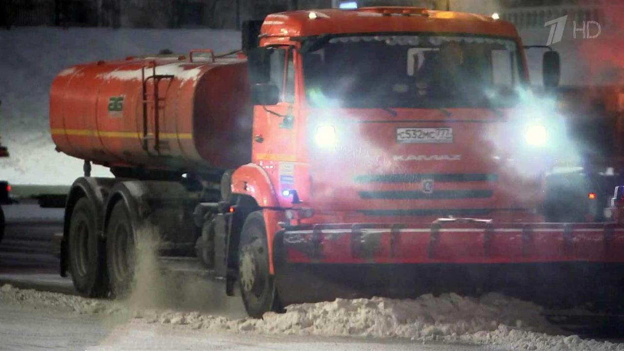 Южный циклон принес в Москву и Подмосковье снег и сильный ветер