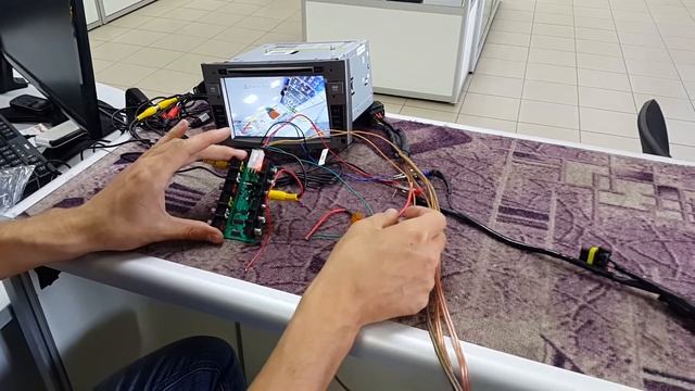 Контроллер для подключения дополнительного оборудования к штатному головному устройству Xanavi смотреть онлайн