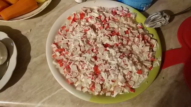 Вкусный слоёный салат с крабовыми палочками. смотреть онлайн
