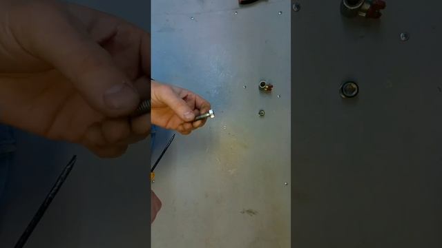 Сломанная резьба застряла в кране.#водопровод#отопление#ремонт смотреть онлайн