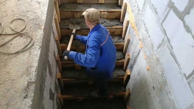 Лестница из бетона в частном доме. Лестница в подвал. Забетонил!