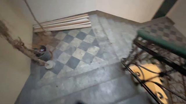 Купля/продажа золота в Греции. Старинный банк и шопинг с импозантным мужчиной в Салониках. смотреть онлайн