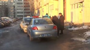 В казанском дворе пьяный водитель катался на автомобиле и протаранил 4 припаркованные машины