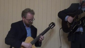 Попурри из песен о Москве исполняет вокально-инструментальный дуэт "Струны души".