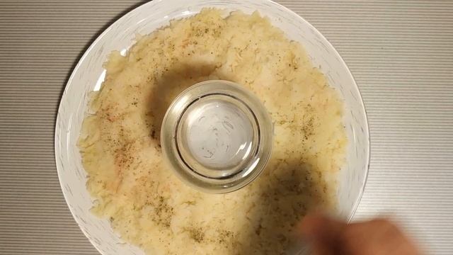 Салат Гранатовый браслет с копченой курицей и грецким орехом