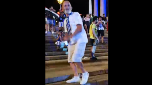 Танцующий 68-летний болельщик из Волгограда