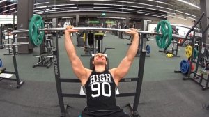 ЖИМ ШТАНГИ ЛЕЖА НА НАКЛОННОЙ СКАМЬЕ ! Техника кОчки !)