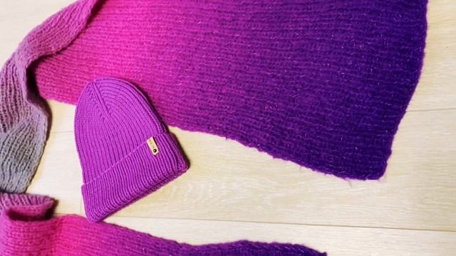 Яркий комплект шапка и шарф с градиентом смотреть онлайн