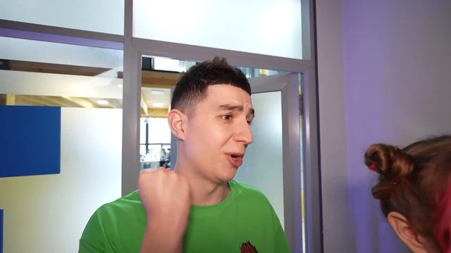 СУПЕРГЕРОЙ от 0 до 100 Лет Челлендж ! *От РОЖДЕНИЯ до СМЕРТИ за 24 Часа* смотреть онлайн