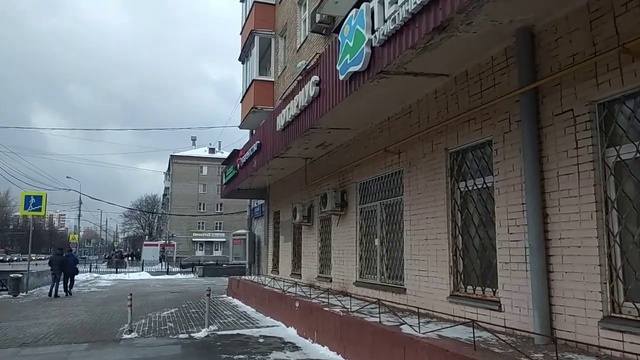 Выхожу из вестибюля станции метро Перово на улицу вторая Владимирская 2-я зимой днём в Москве