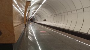 Станция метро Окружная прибытие метропоезда на платформенную часть станции в сторону Селигерской