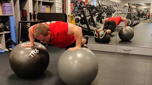 Отжимания от 3-х фитболов.Функциональная тренировка. смотреть онлайн