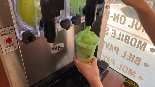 Malaysia 7-Eleven | Fill up a slurpee 马来西亚7-11便利店思乐冰 смотреть онлайн