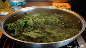 Капуста кале с изюмом и орехами