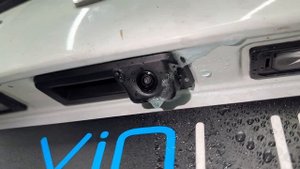 Установили оригинальную камеру заднего вида со встроенным омывателем на Skoda Rapid