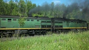 Тепловозы 2ТЭ10М-2576 и 2ТЭ10В-4776 с грузовым поездом