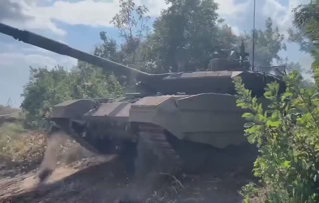 Пуск управляемой ракеты российским танком Т-90М