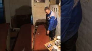 Выбрасываем старый диван.....