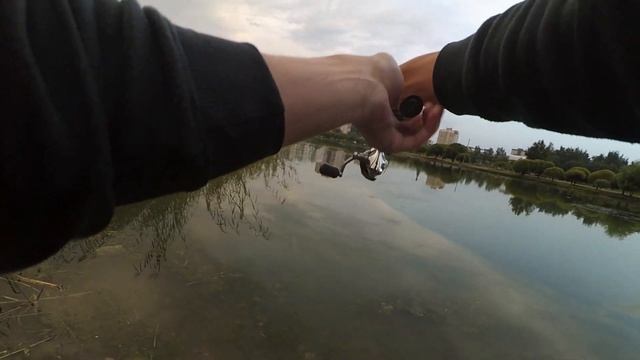 ОКУНЬ НА МИКРОДЖИГ В СИЛЬНУЮ ГРОЗУ - Рыбалка на микроджиг смотреть онлайн